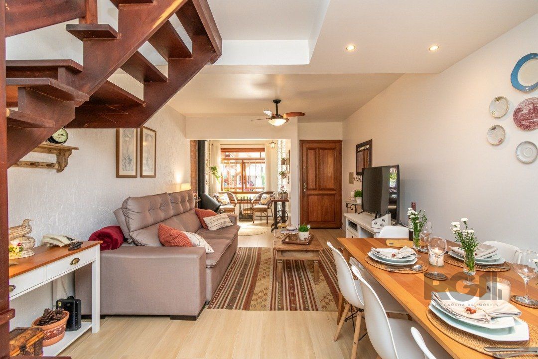 Casa de Condomínio à venda com 3 quartos, 130m², 1 suíte, 2 vagas, Avenida Juca Batista no bairro Cavalhada em Porto Alegre