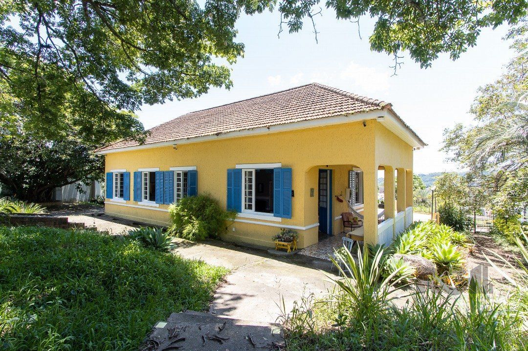 Casa à venda com 3 quartos, 239m² - Foto 1