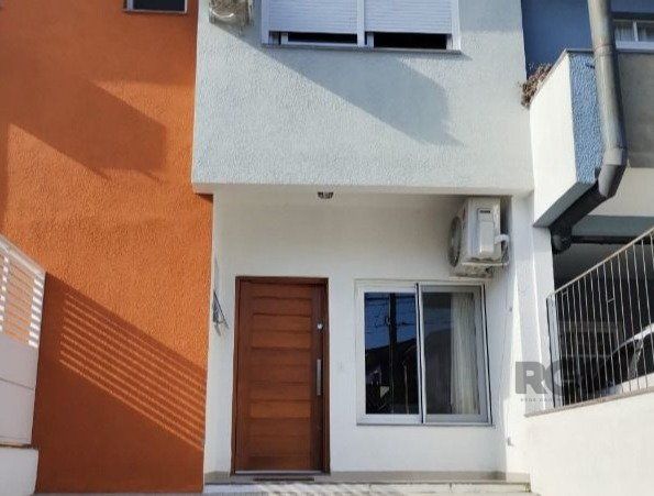 Casa à venda com 131m², 3 quartos, 1 suíte, 2 vagas no bairro Hípica em Porto Alegre