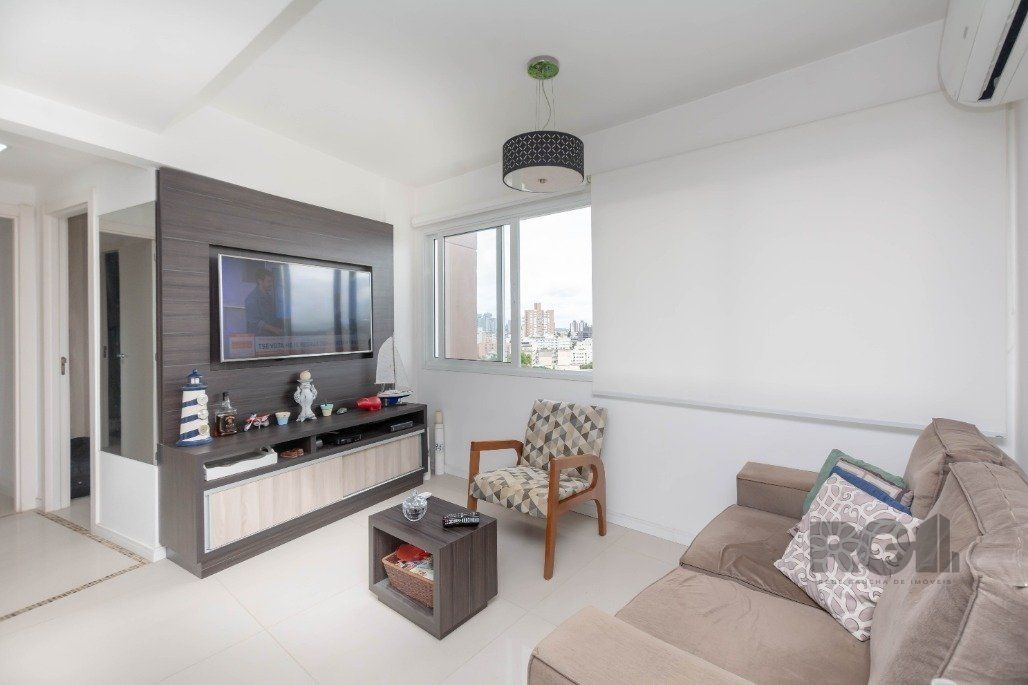 Apartamento à venda com 53m², 2 quartos, 1 suíte, 1 vaga no bairro Azenha em Porto Alegre