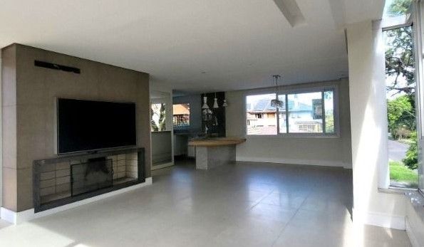 Casa de esquina à venda na Av. Copacabana | 3 dormitórios | 3 vagas |