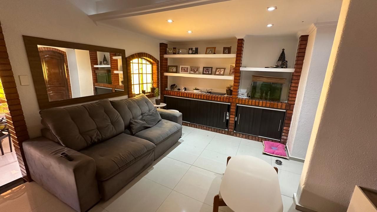 Casa de 4 dormitórios, 2 suítes, piscina, pátio e 2 vagas de garagem.