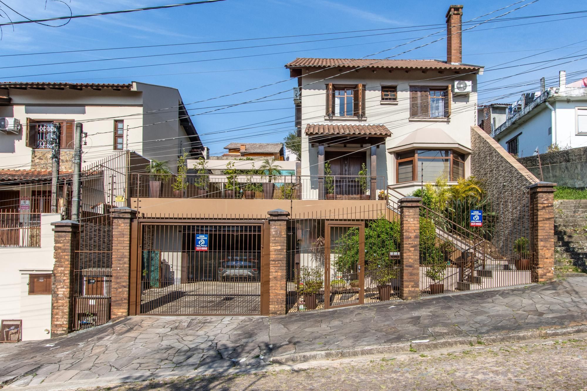 Excelente sobrado de 3 quartos, 1 suíte e 3 vagas de garagem no bairro Partenon.