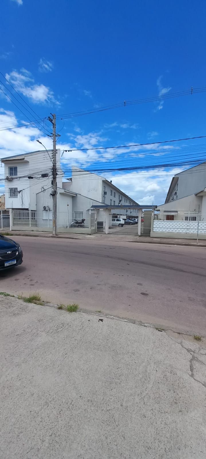 Res.Cond. Fechado 3 dormi banho social + aux. ,  sacada churras e box carro