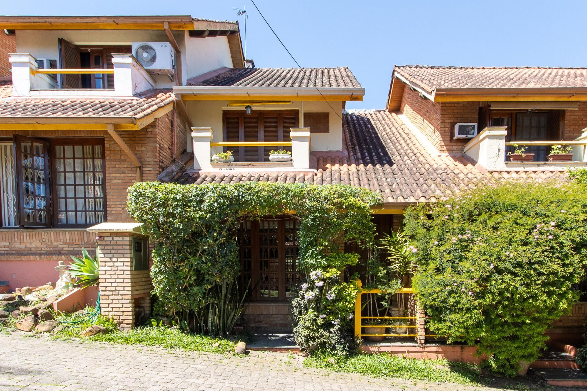 Casa em condomínio, 2 dormitórios, 1 vaga escriturada - Bairro Cavalhada