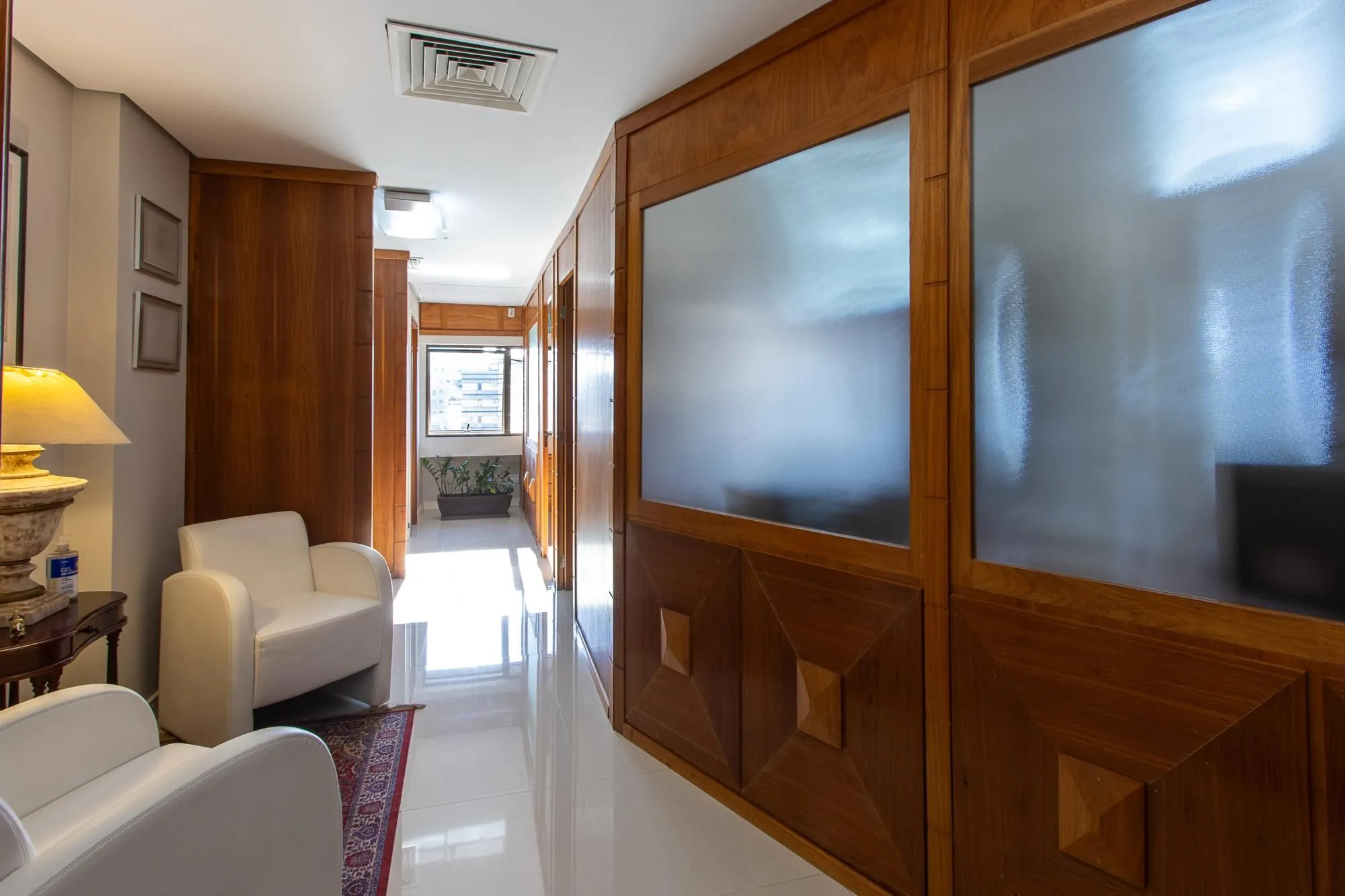 Sala Comercial com 48m² no bairro Moinhos de Vento em Porto Alegre para Comprar