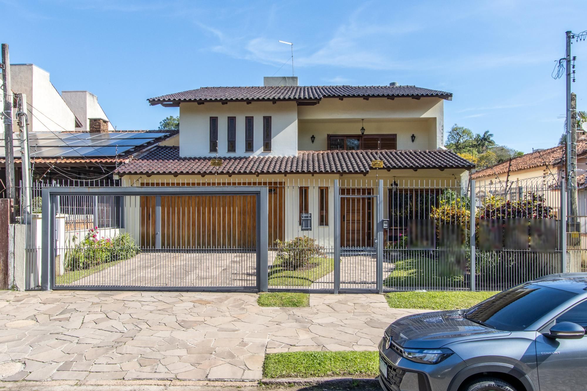 Casa à venda com 5 dormitórios, 392m² e 4 vagas no bairro Vila Assunção, Zona Sul de Porto Alegre