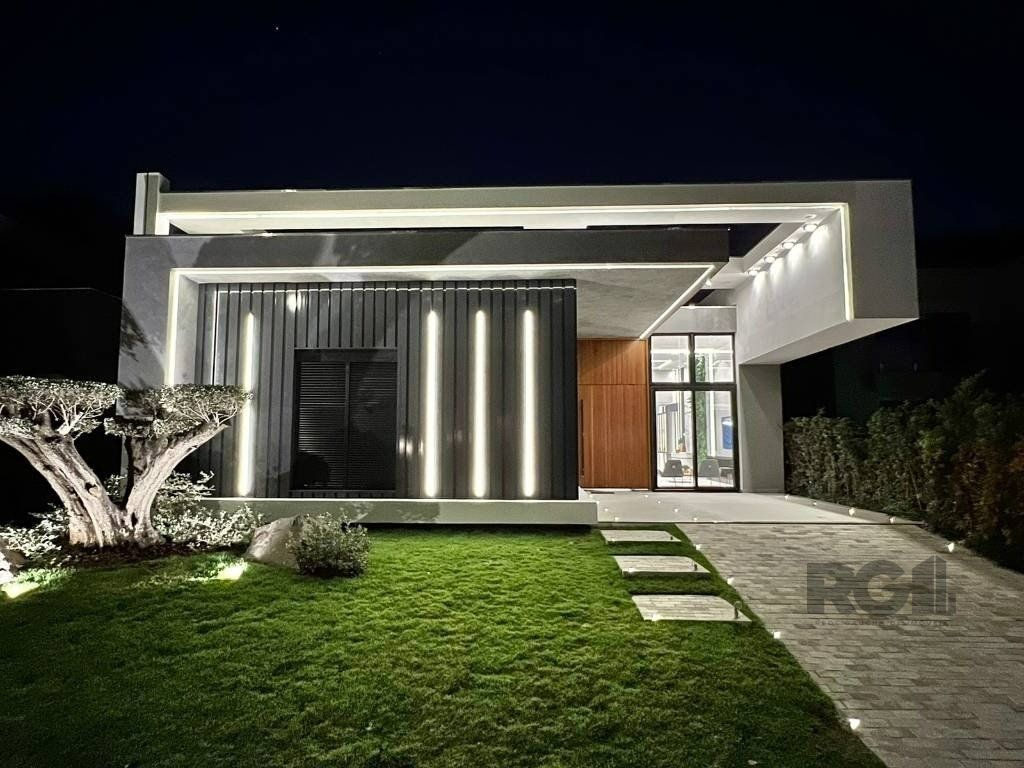 Casa de Condomínio à venda com 4 quartos, 243m² - Foto 1