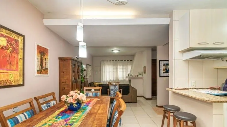 Casa à venda com 231m², 3 quartos, 1 suíte, 3 vagas no bairro Ipanema em Porto Alegre