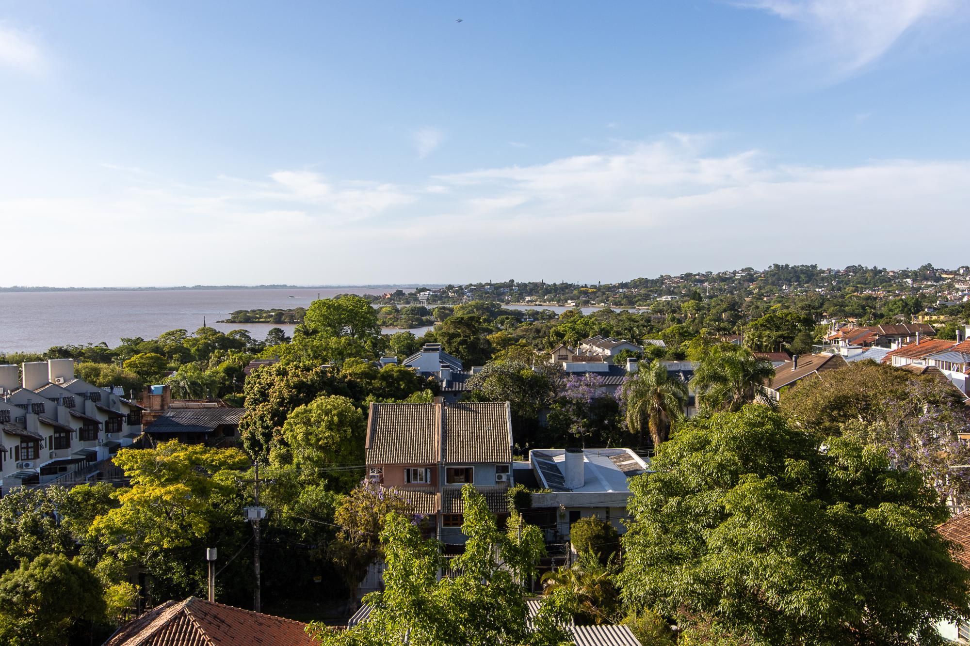 **Casa de 05 dormitórios, 03 suítes, 06 Banheiros, com 315,10m² privativos na Vila Conceição, Porto Alegre, RS**