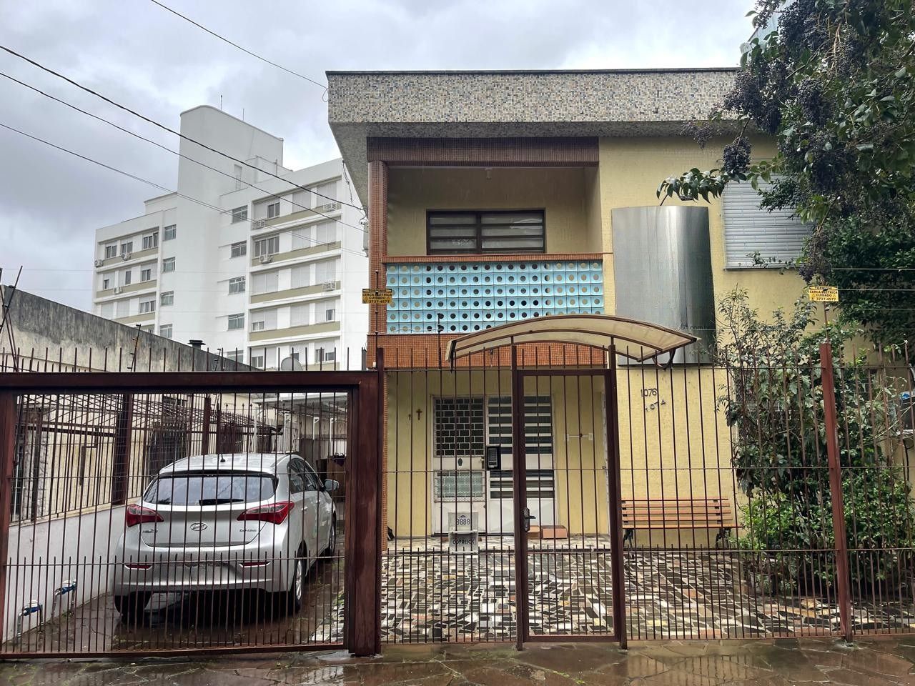 Terreno amplo com 690m², com duas casas construídas para moradia ou investyirdores!!