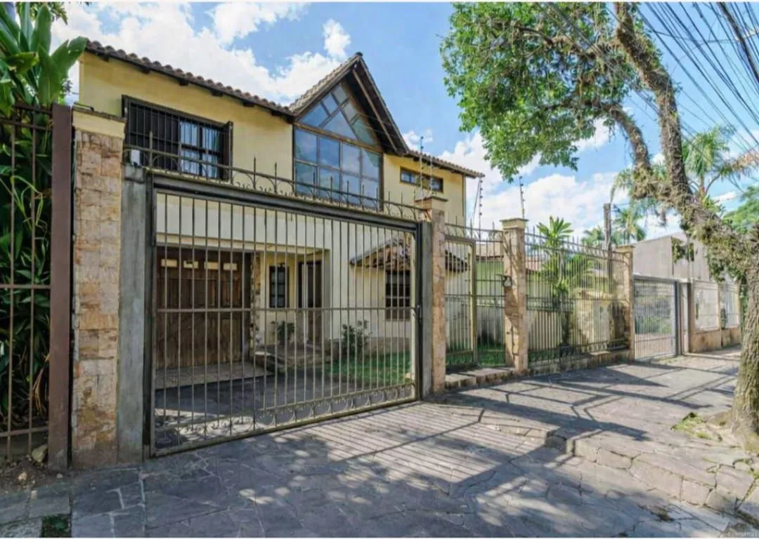Casa com 3 quartos e 357m² à venda em Tristeza, Porto Alegre.