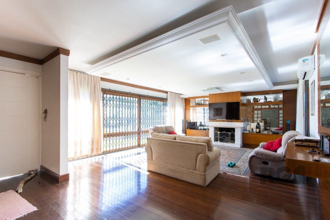 Casa à venda com 3 quartos, 222m² - Foto 1