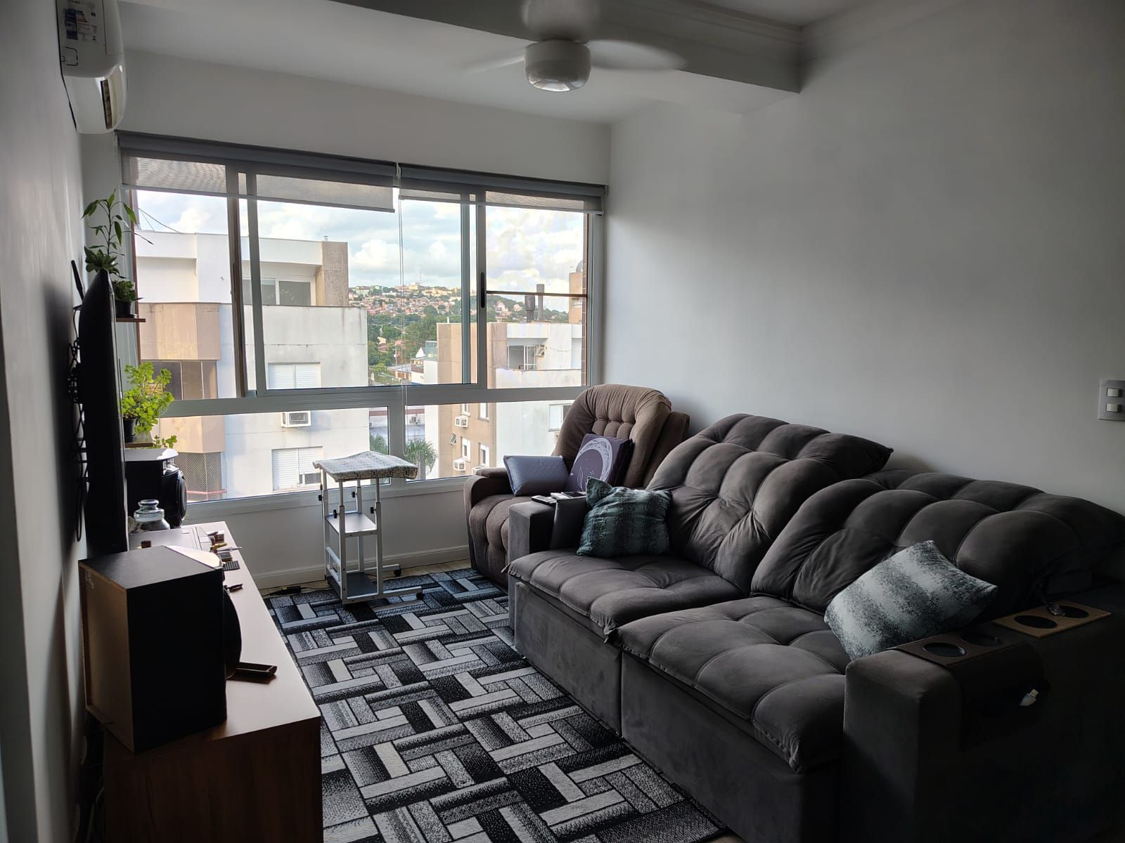 Apartamento de 2 quartos, living para 2 ambientes, cozinha com churrasqueira e 1 vaga de garagem coberta.