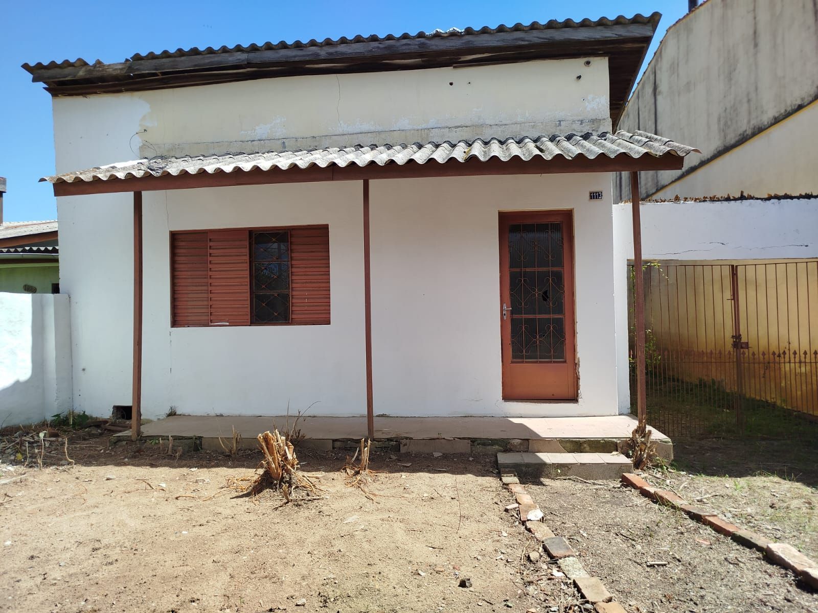 CASA TERREA COM 1 DORMITÓRIO, BAIRRO GUARUJA
