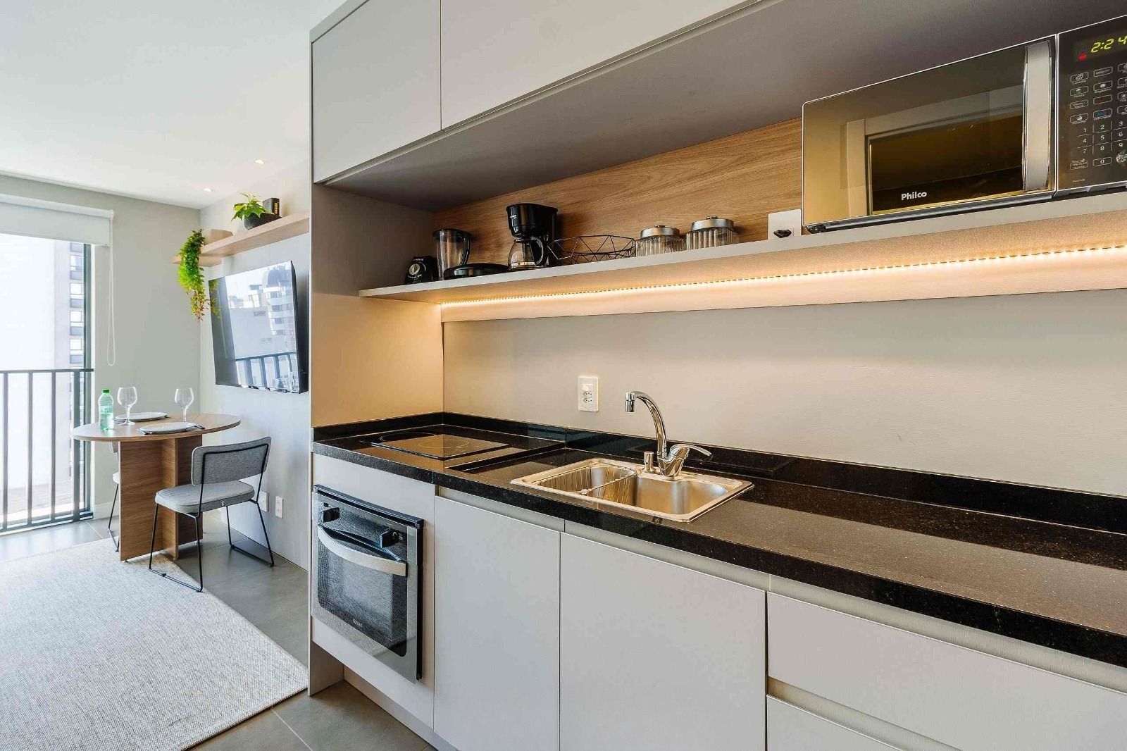 Studio de alto padrão construtivo mobiliado no bairro Moinhos de Vento, planta de 24,25 m² privativos com porcelanato, forro em gesso e aberturas em alumínio com vidros duplos.