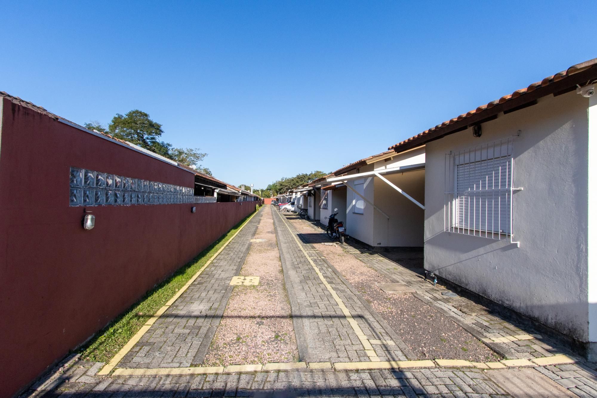 Casa de condomínio, 2 dormitórios, 1 banheiro e 1 vaga de garagem.