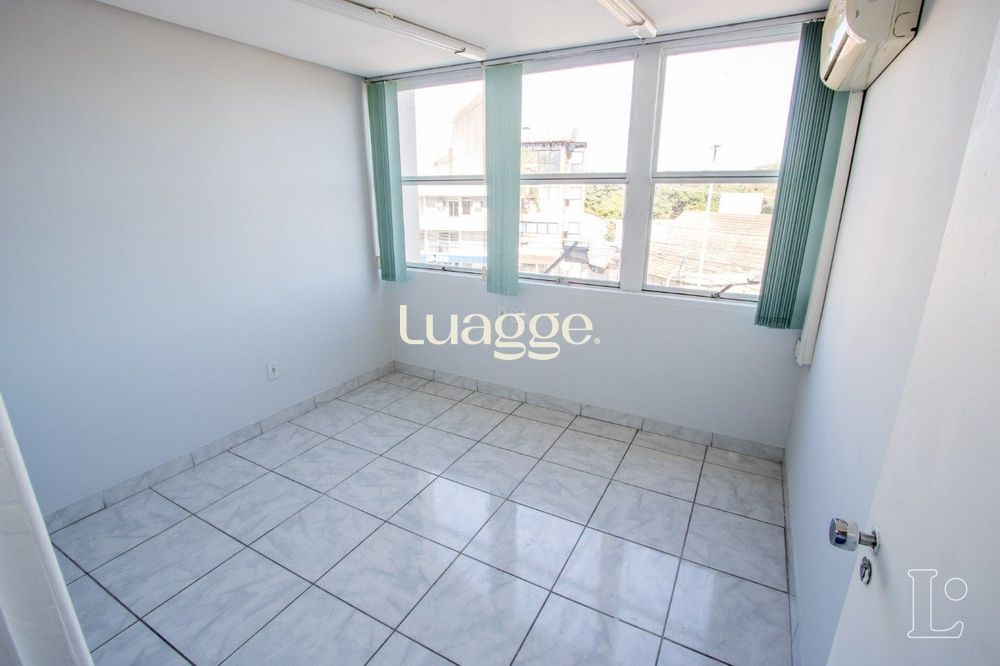 Sala comercial com 22m² de área privativa, frente, piso cerâmico, equipada com lavabo e ar-condicionado split