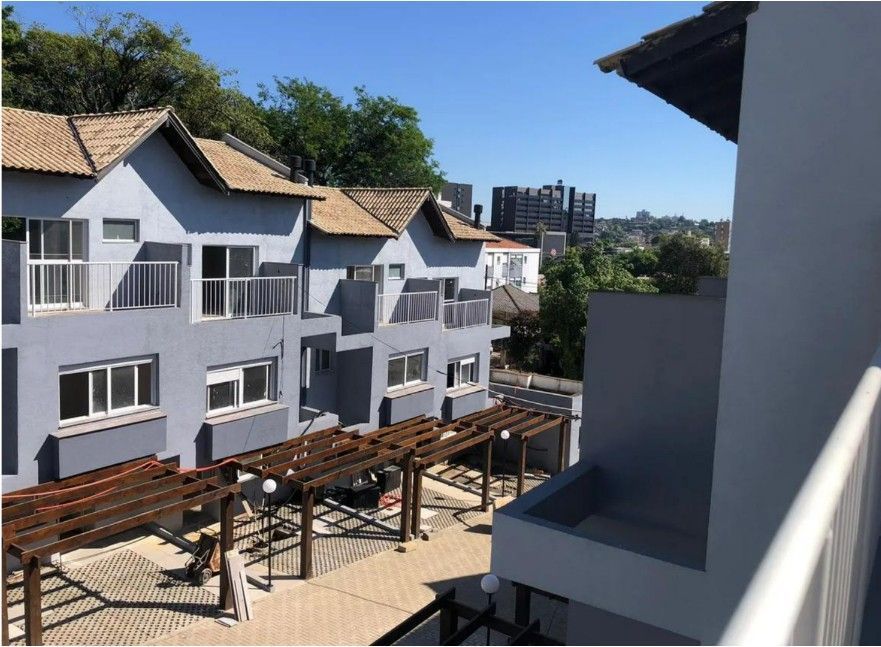 CASA EM CONDOMÍNIO COM  3 DORRMITÓRIOS