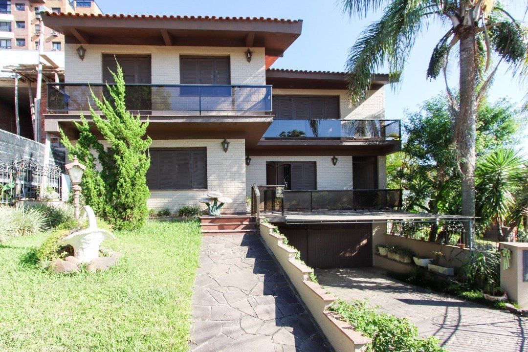 Casa a venda com 03 dormitórios, living 03 ambientes com vista para o Rio.