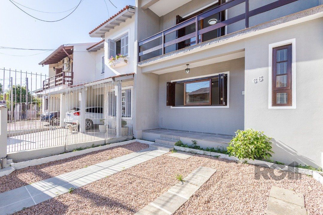 Casa à venda com 156m², 3 quartos, 1 suíte, 2 vagas no bairro Hípica em Porto Alegre