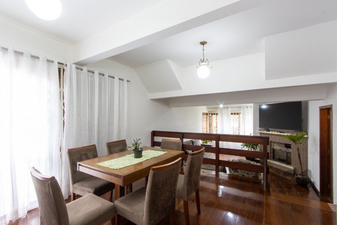 Casa à venda com 299m², 5 quartos, 1 suíte, 5 vagas no bairro Santa Tereza em Porto Alegre