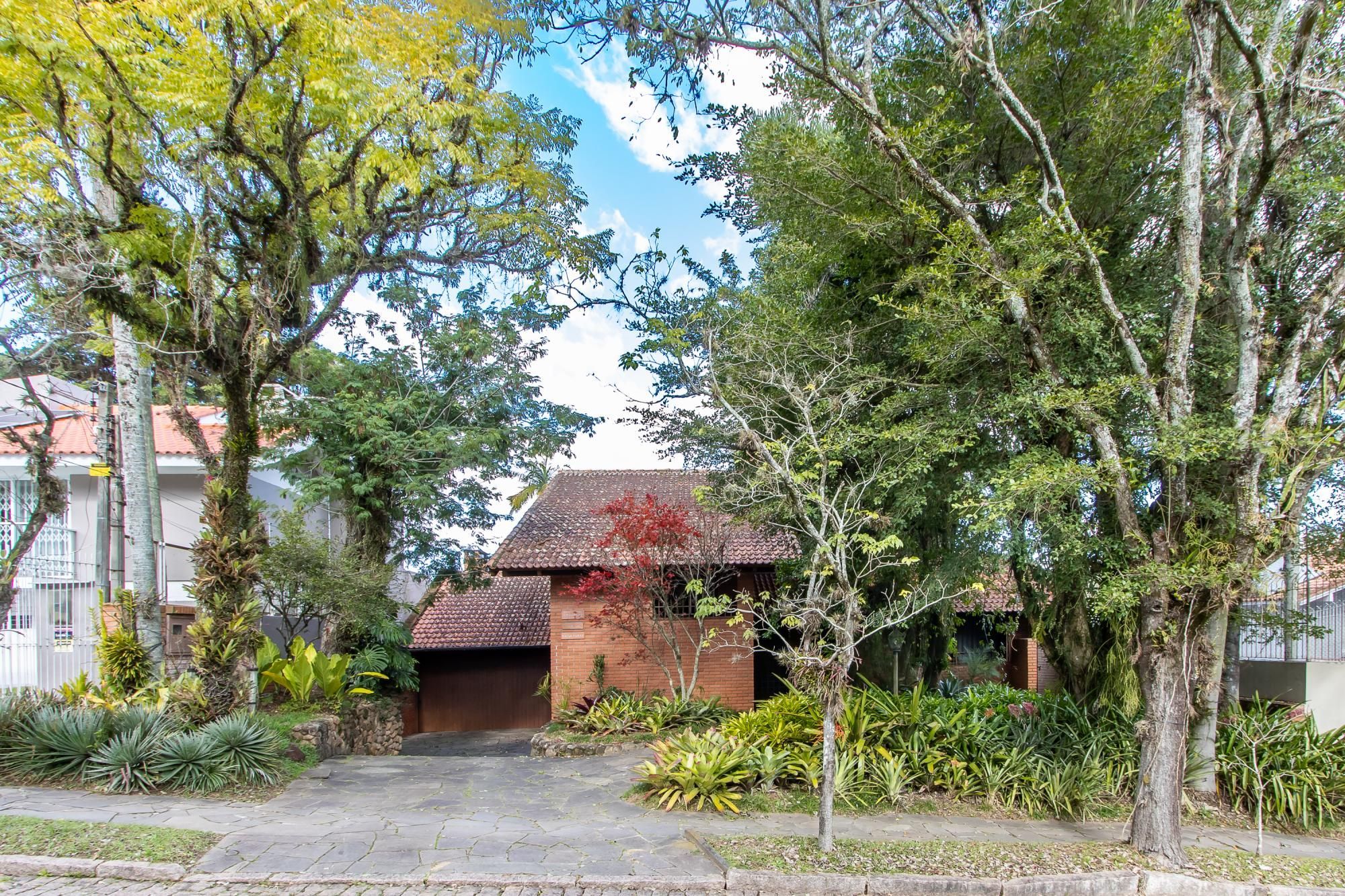 Casa com amplo terreno e grande área verde à venda no Jardim Isabel