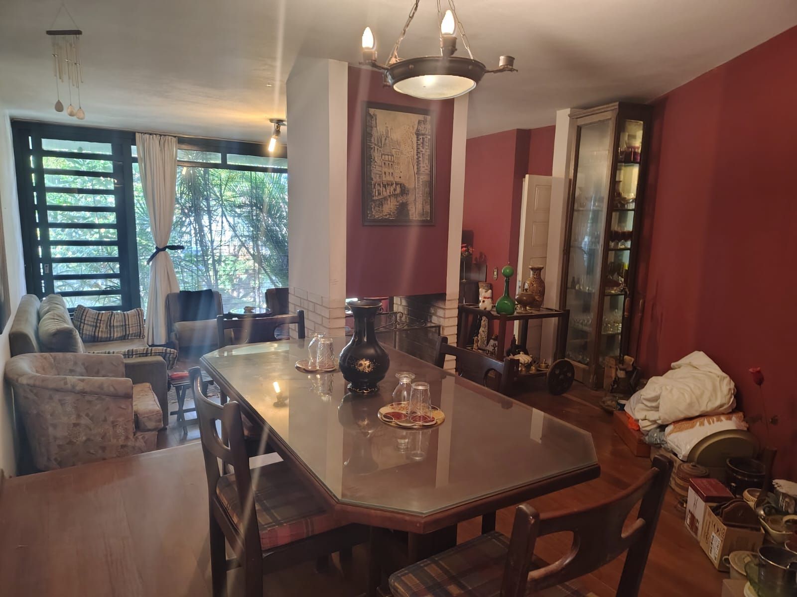 Casa de alvenaria, com 3 dormitórios, 1 suíte e 2 vagas de garagem coberta.