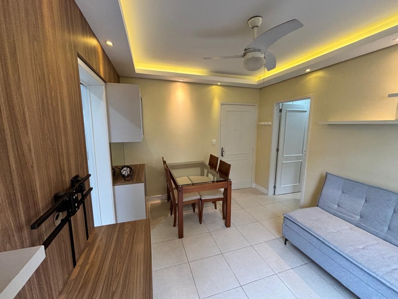 Apartamento mobiliado e reformado .