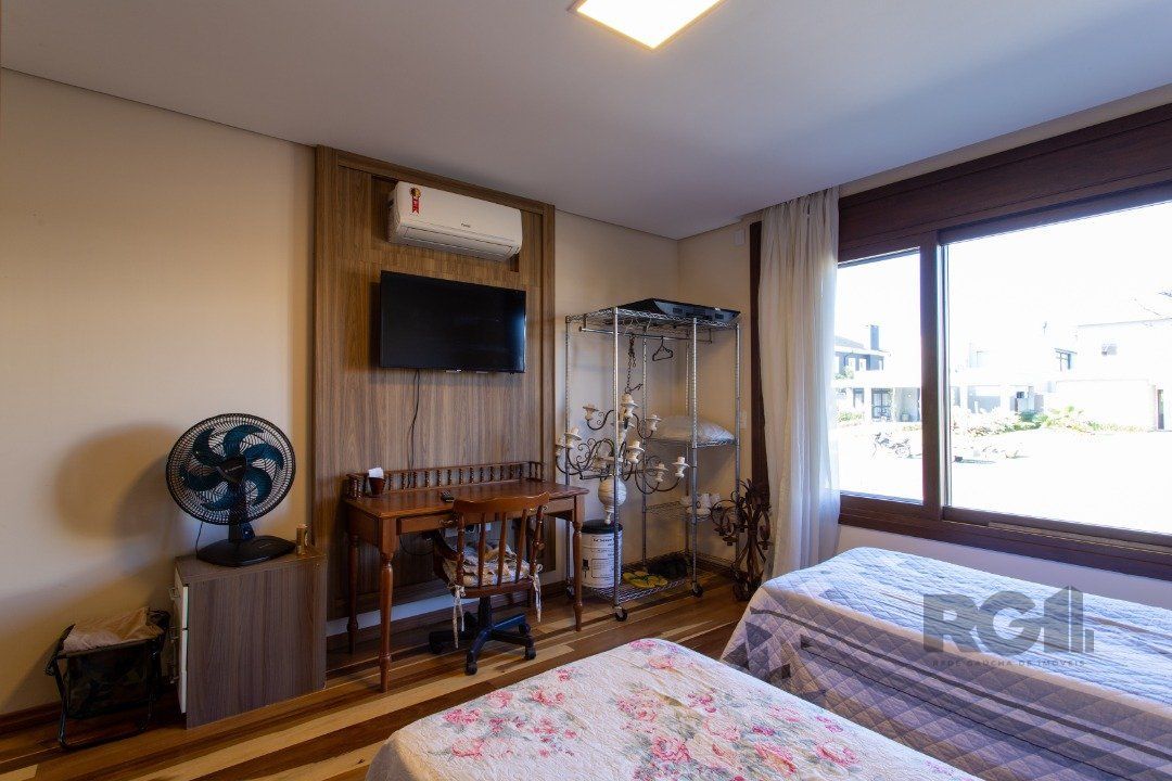 Casa de Condomínio à venda com 4 quartos, 226m² - Foto 9