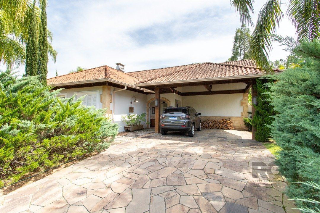 Casa de Condomínio à venda com 3 quartos, 330m² - Foto 1