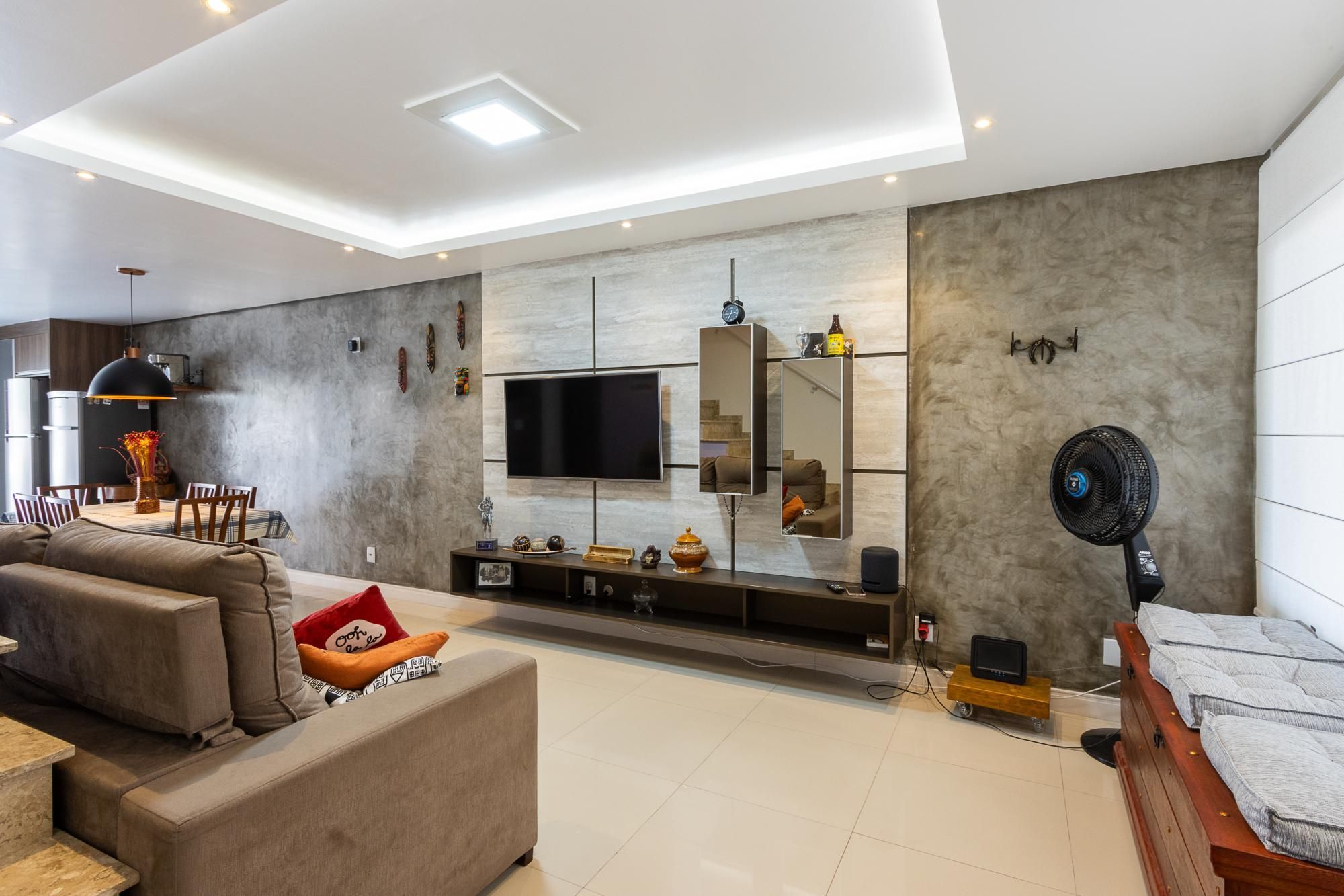 Sobrado com 2 suites e 2 vagas de garagem - Bairro Guarujá