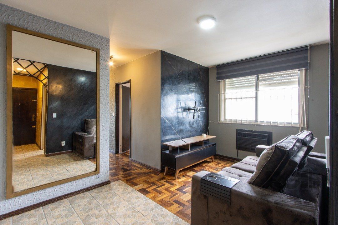 Apartamento de 3 quartos reformado, 1 banheiro - Bairro Camaquã.