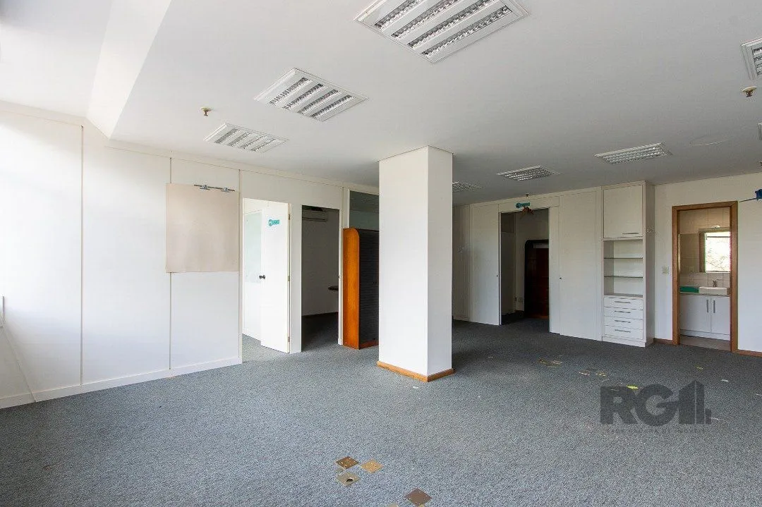 SALA COMERCIAL BAIRRO MENINO DEUS - 82m² DE ÁREA PRIVATIVA, 1 VAGA