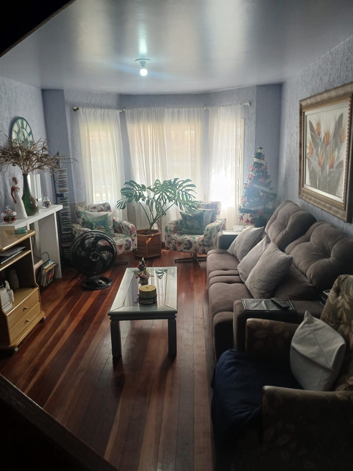 Casa de condomínio, de 3 dormitórios, 1 suíte e 2 vagas de garagem.