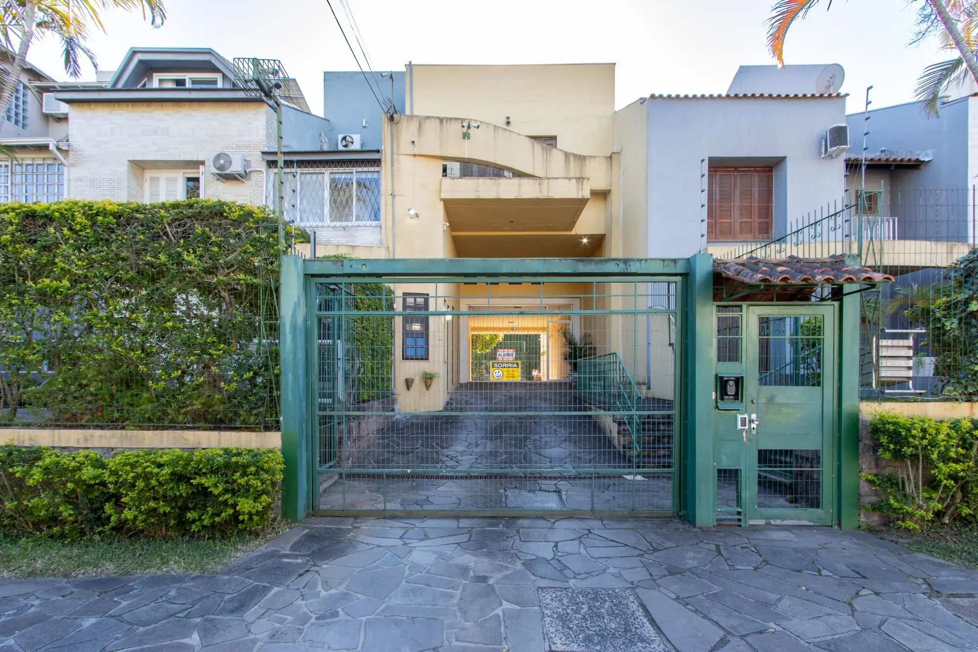 CASA EM CONDOMÍNIO NO BAIRRO IPANEMA — 4 DORMITÓRIOS (2 SUÍTES) — 2 VAGAS