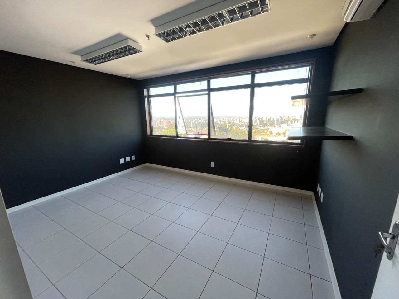 ala comercial desocupada à venda no coração do bairro Boa Vista, em Porto Alegre, Rio Grande do Sul!