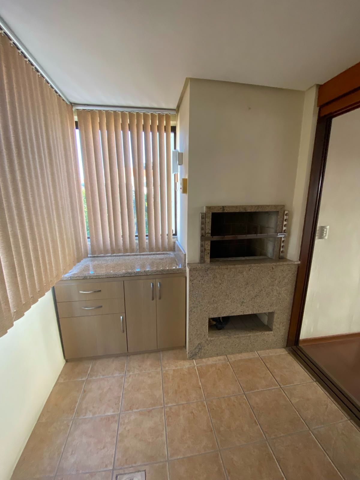 Apartamento Semimobiliado à Venda em Passo da Areia, Porto Alegre, RS