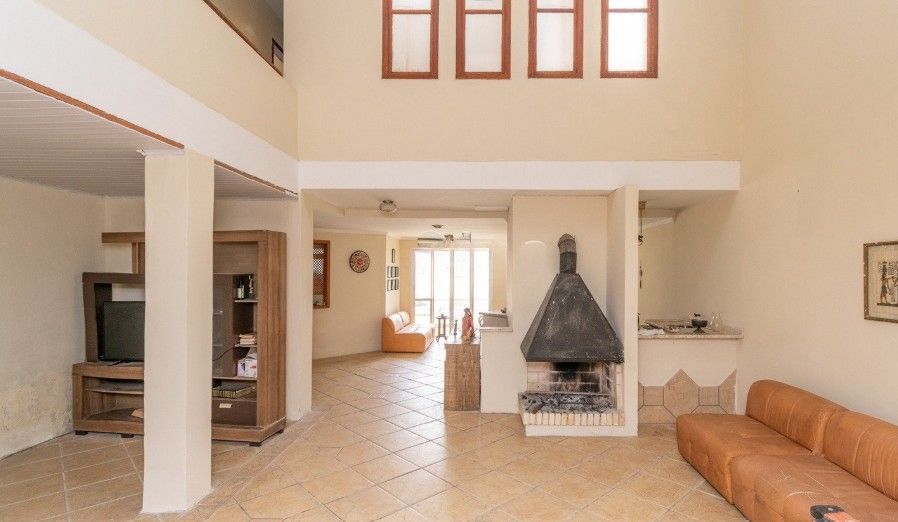Casa de 3 quartos,1 suíte, closet, living com lareira, pátio, piscina e 2 vagas de garagem. — foto 5