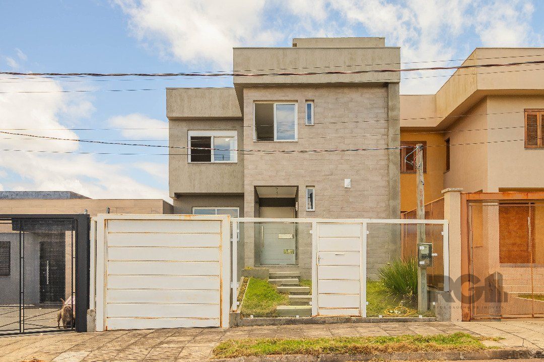 Sobrado, 185 metros quadrados privativo, com 3 quartos, 1 suíte, Living e cozinha integrados, lareira, churrasqueira, lavabo e 2 vagas de garagem.                       e 2 vagas de garagem