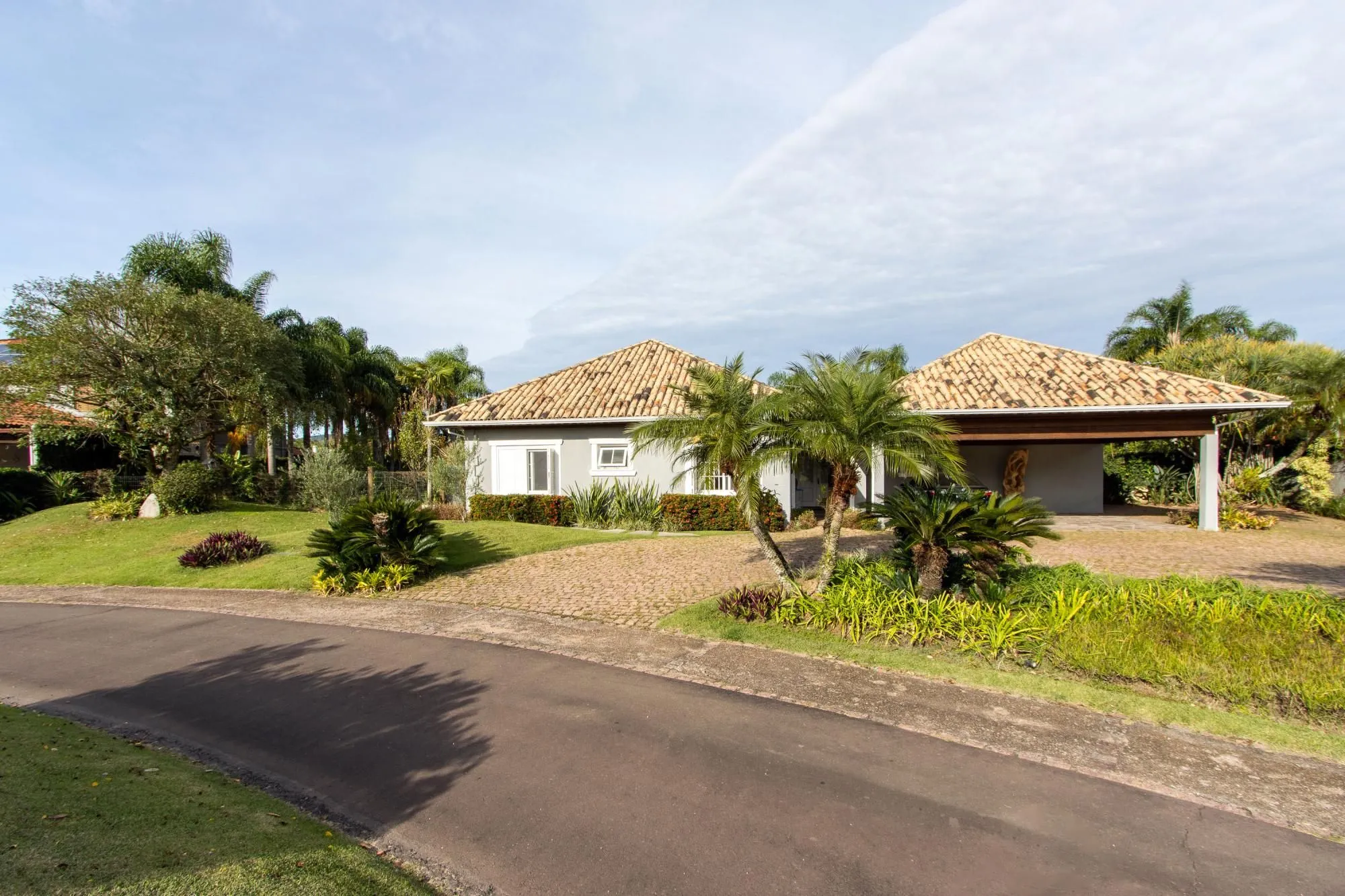 Casa térrea/2.371m2 de terreno no Condomínio Terra Ville, com fundo para o lago.