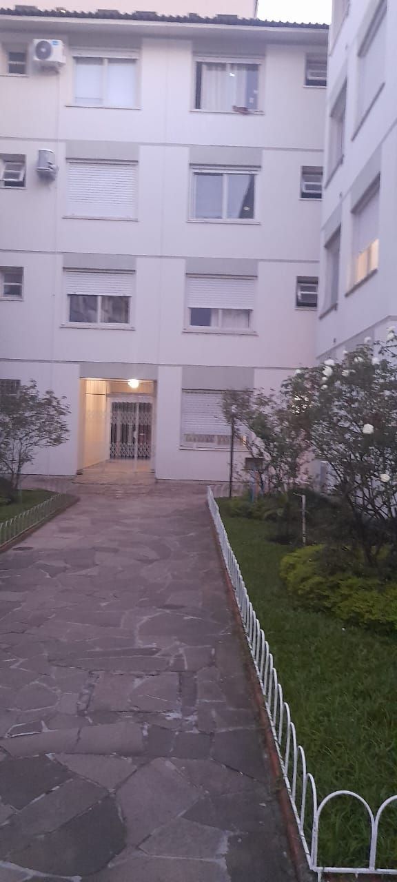 Apartamento desocupado 2 dormitorios + Peças