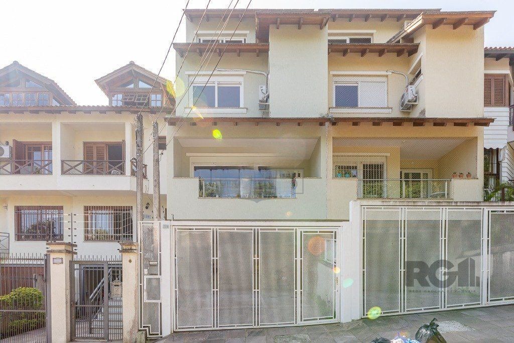 Casa à venda com 3 quartos, 236m² - Foto 1