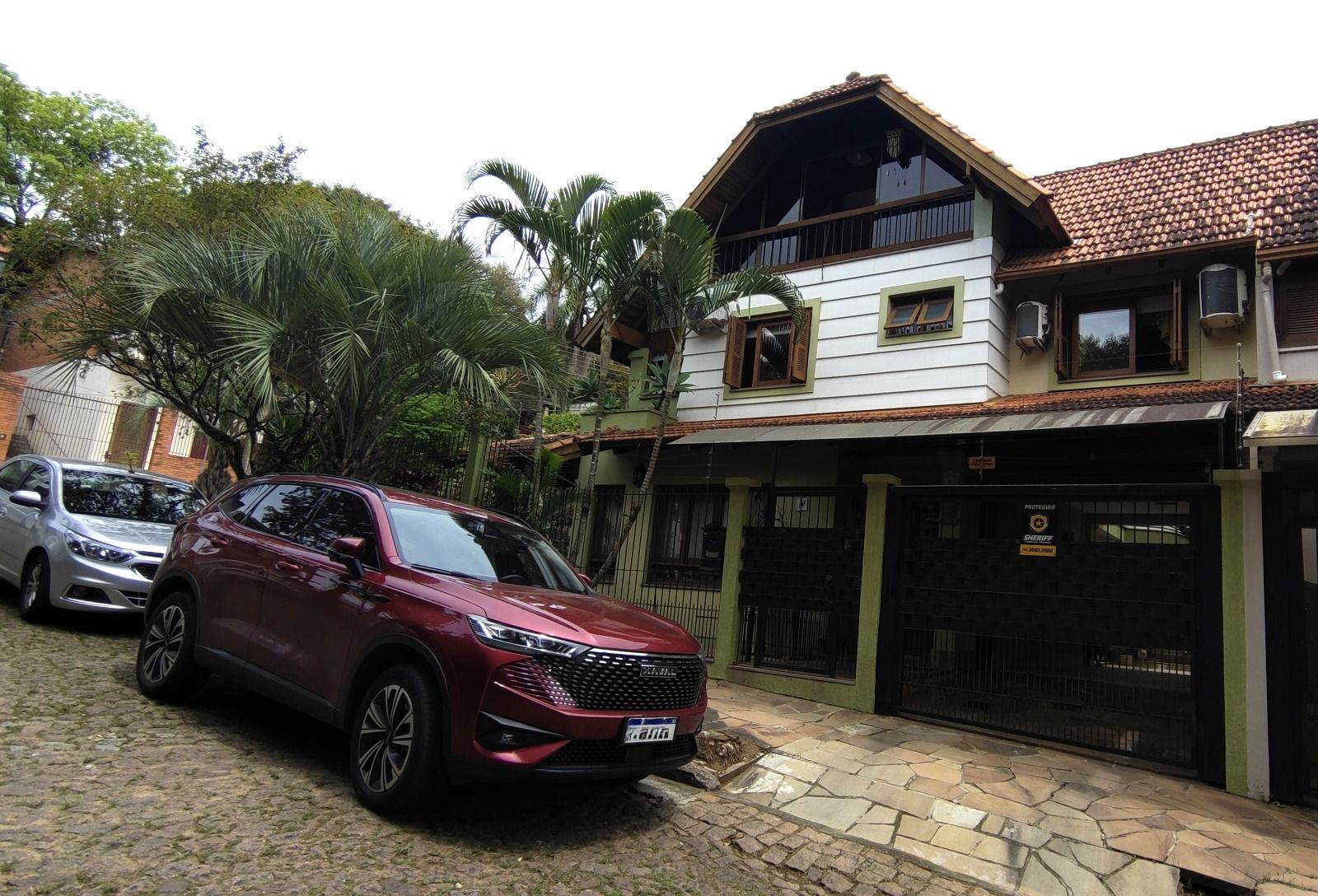 Ótima casa de 3 quartos, 1 suíte e 2 vagas de garagem no bairro Espírito Santo.