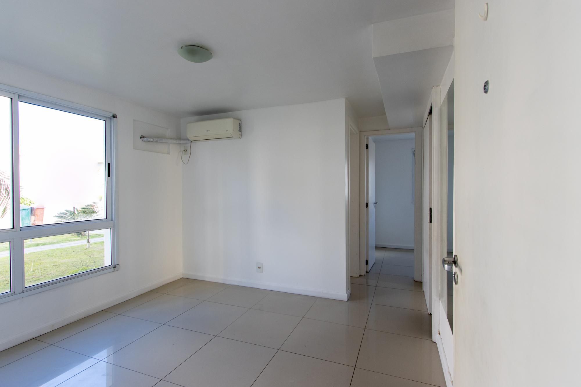 Apartamento térreo desocupado com  2 dormitórios I bairro Hipica