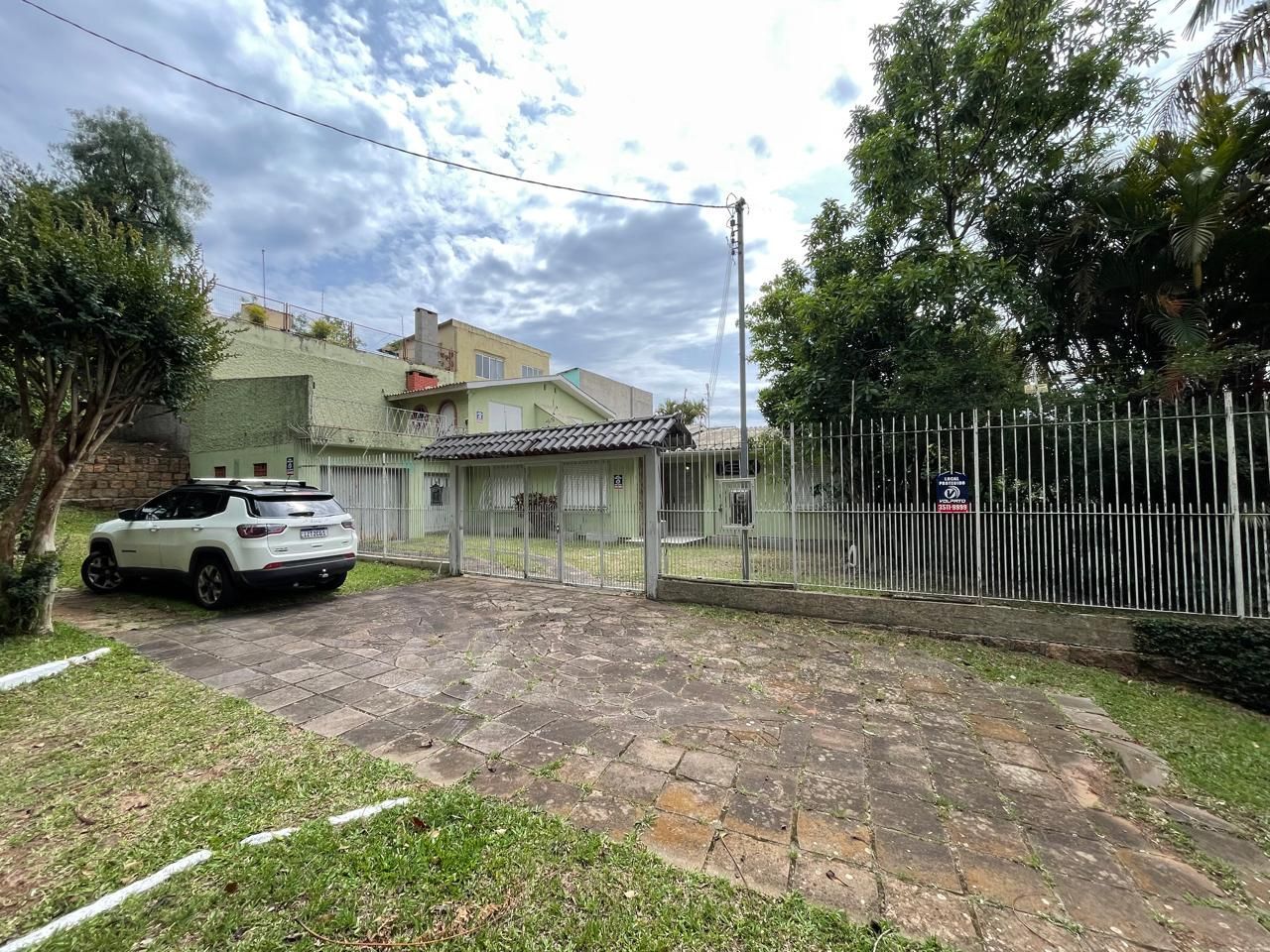 Casa 03 dormitórios,  287m² privativos Bairro Santa Tereza!