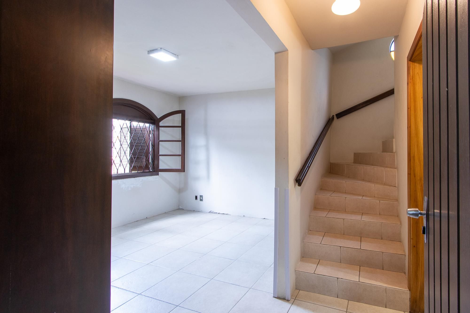 Casa de condomínio, 3 dormitórios, 1 suíte, 1 vaga coberta, no bairro Cristal.