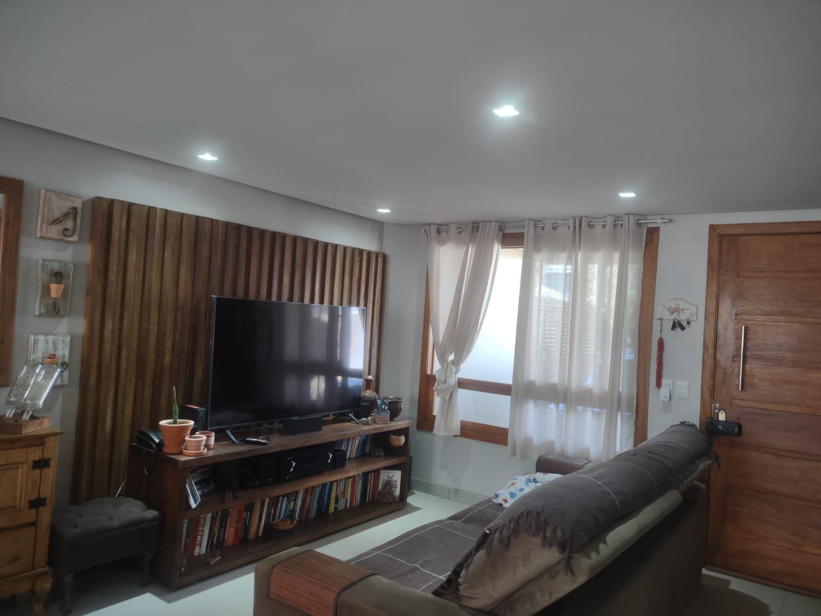 Casa de condomínio, 3 quartos, 1 suíte, piscina e 2 vagas de garagem;