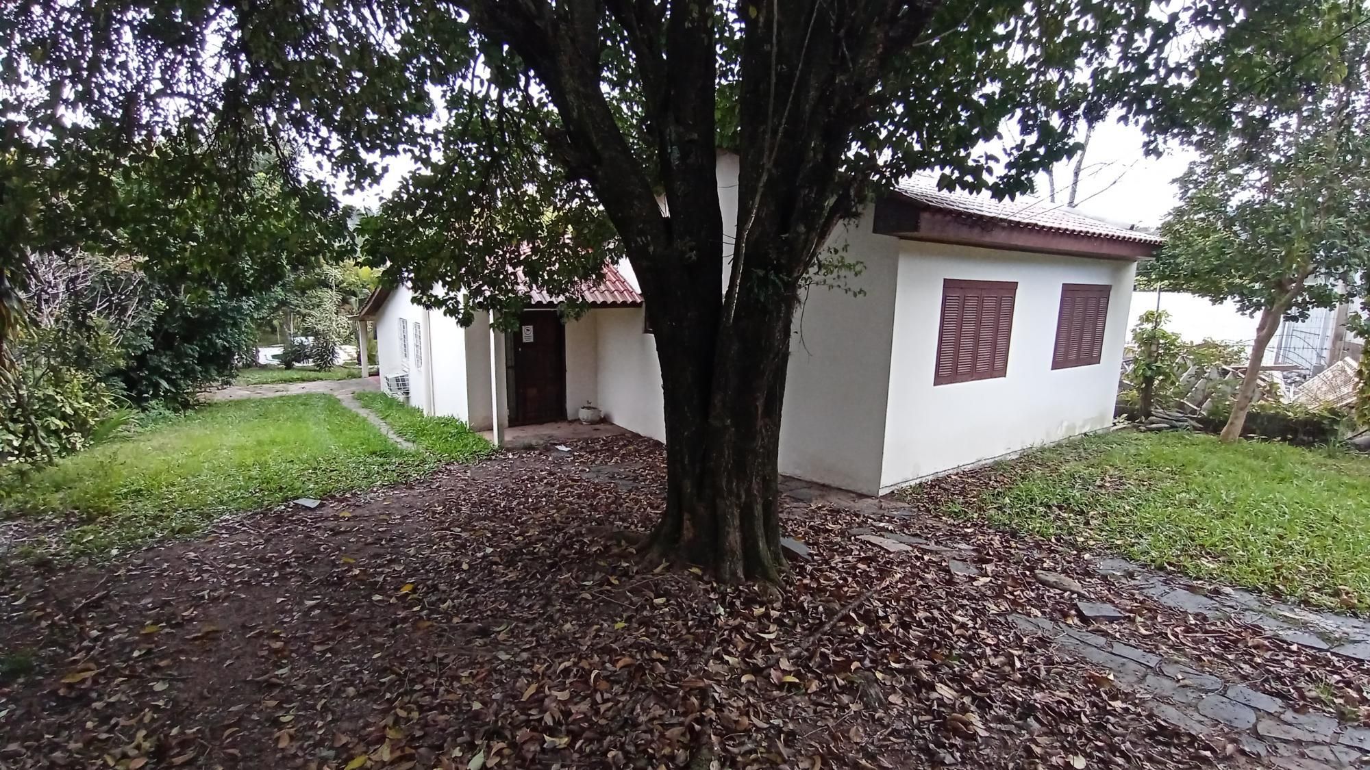 Sossego e natureza em Porto Alegre: 3 quartos, piscina e quase 2000m² de área