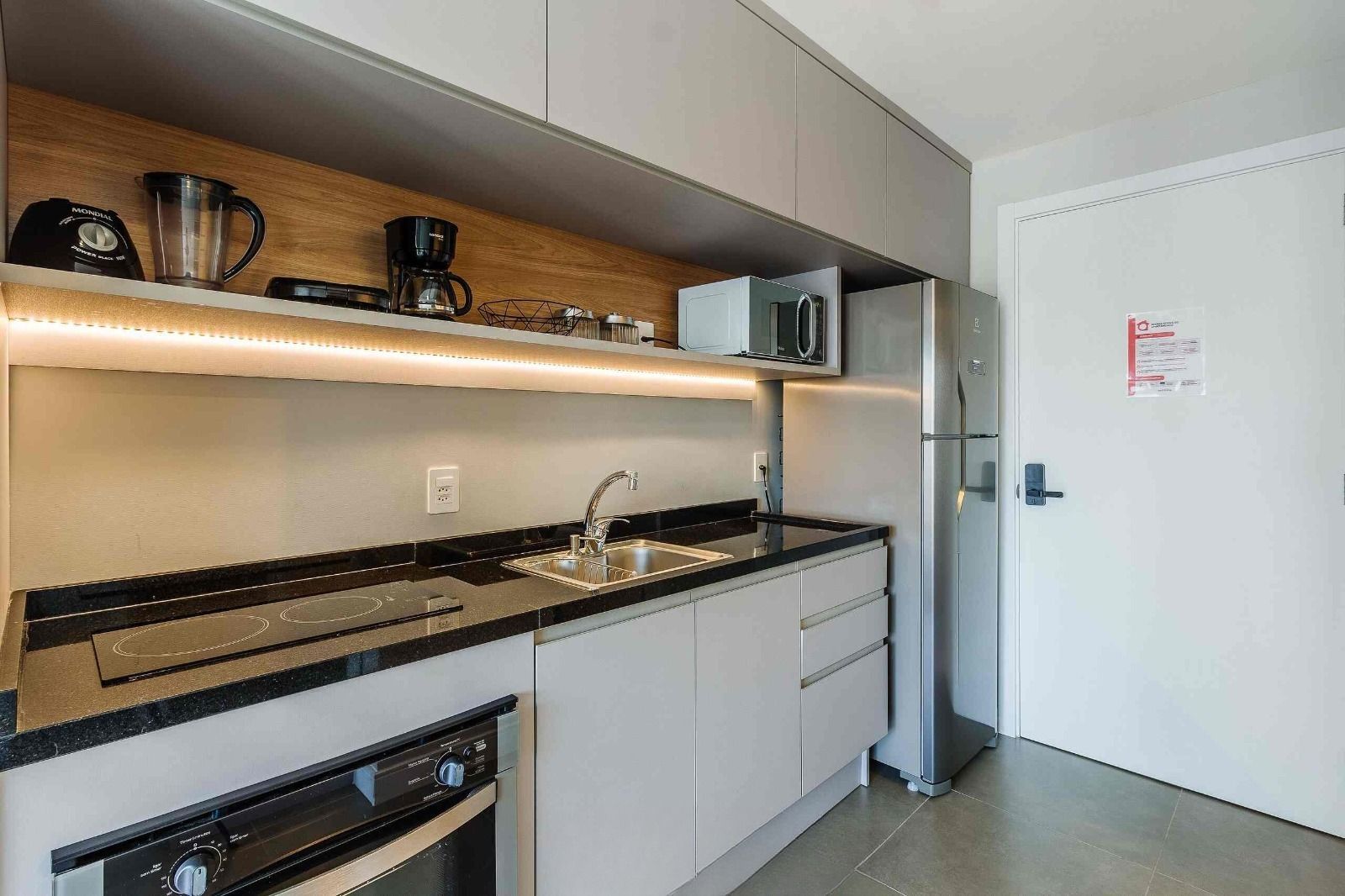Studio de alto padrão construtivo mobiliado no bairro Moinhos de Vento, planta de 24,25 m² privativos com porcelanato, forro em gesso e aberturas em alumínio com vidros duplos.